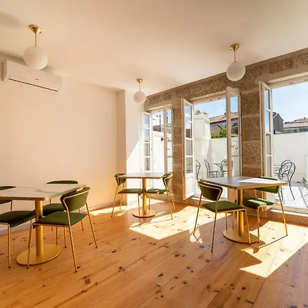 Lp Heritage Family Next To Cathedral By Se *